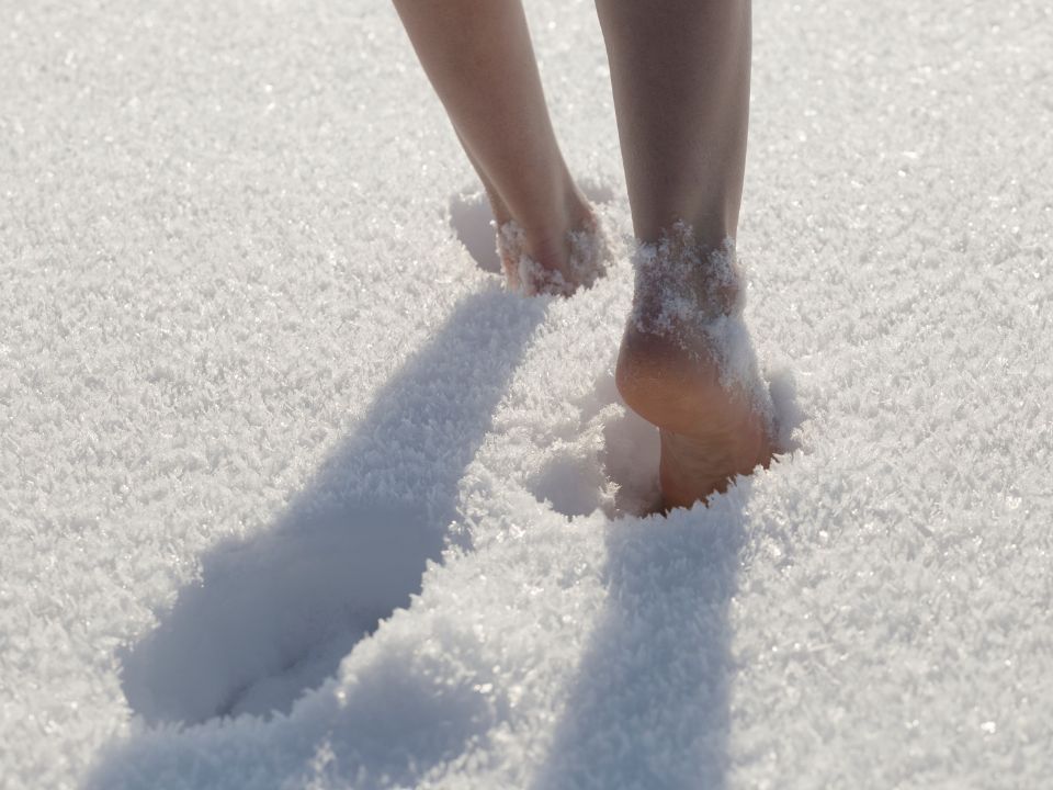 Barfuß im Schnee