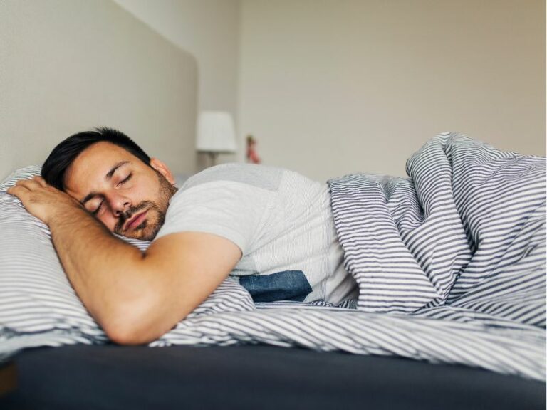 Mann schläft tief und fest. Muskelwachstum im Schlaf