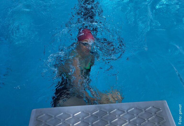 Sport im Wasser - untergetaucht im kühlen Nass